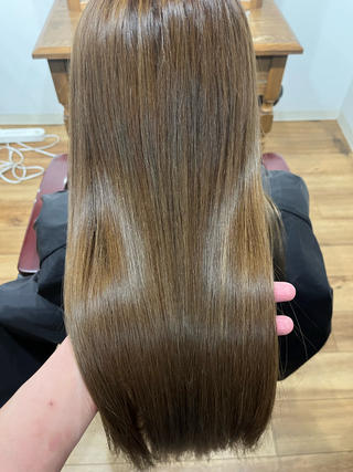 リタッチカラーと髪質改善トリートメントをさせていただきました！！
根本をしっかりカラー剤で染めさせていただいてから
トリートメントで艶感とサラサラ感を出させていただきました!
ミニモのご予約お待ちしております！ 