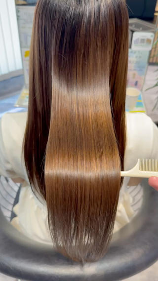 
酸性ストレート

酸性域でかけるのでダメージを最小限に抑えて
自然な柔らかい仕上がりになります！

ストレートや縮毛に良いイメージを持っていない方も
多いかと思いますが当店にいらっしゃるお客様は
初めてかける方、学生振りにかける方も多いです。

その方達が最後もっと早くやれば良かったと仰います！
そのくらいダメージ少なく自然とかかります！

こんな方におすすめ

︎広がりが気になる方
︎うねりが気になる方
︎表面のほわっとした髪の毛が気になる方
︎まとまり辛く内に抑えたい方

半年〜1年に1回で済むので広がりやうねりが
気になる方に是非おすすめしたいストレートです！ 