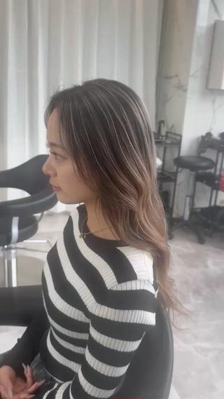 バレイヤージュ　シャドールーツ　ダブルカラー
ブリーチ2回 