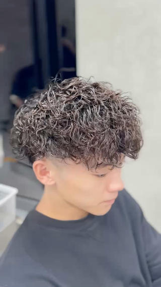 無造作強めツイスパで“動き・束感・立体感”を最大限に。
横浜・桜木町でメンズパーマ、ツイストスパイラル、無造作パーマ、ニュアンスパーマを探している方に人気のデザインです。
直毛でも動きが出るツイスト×スパイラルで、根元の立ち上がりとランダムな毛流れを再現。
ビジネス・カジュアルどちらでも扱いやすい万能スタイルです。
横浜のメンズ専門で、パーマが初めての方や強め質感が好きな方も丁寧なカウンセリングで似合わせます。
“強め・無造作・束感”を重視したい方はぜひご相談ください。 