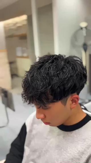 横浜/桜木町
束感・立体感が出る【シャドウパーマ】で朝のセットが一瞬に。
癖毛でも扱いやすく、ナチュラルに盛れる人気デザイン。
清潔感UPで校則・会社もOKな万能ヘア◎

#メンズパーマ #シャドウパーマ #横浜 #桜木町 #メンズヘア 