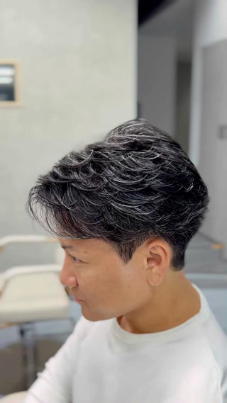 直毛で動きが出ない髪に、
“毛流れニュアンスパーマ”で自然な束感と抜け感をプラス
ドライだけで流れが決まり、セットが苦手な方でも扱いやすいスタイルです

トップのボリューム不足、前髪が流れない、直毛でペタっとする…
そんなお悩みをナチュラルに解消します

横浜・桜木町で
「メンズパーマ」「ニュアンスパーマ」「毛流れパーマ」を探している方におすすめ

センターパートやマッシュとの相性も抜群で、
ふんわりとした毛流れを長持ちさせます

担当：竹永
（横浜／桜木町・メンズパーマ特化） 