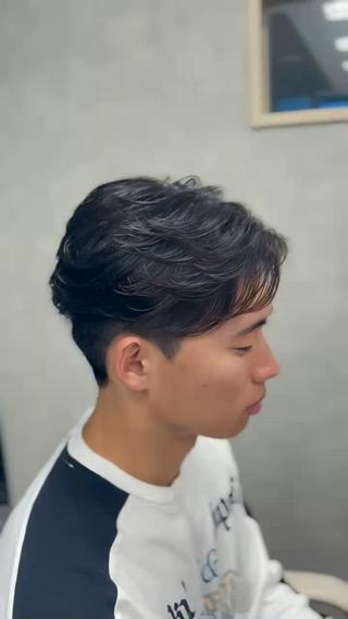 軽い動きと自然な束感が作れる【ニュアンスパーマ】。
直毛でも柔らかい毛流れが出て、清潔感と洒落感が同時にアップ。
横浜桜木町で人気のメンズパーマ◎ 朝のセットも簡単に決まる。

#ニュアンスパーマ #メンズパーマ #横浜 #桜木町 #束感ヘア 