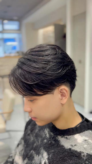 ツイストスパイラルの強いパーマ履歴を
“曲がる縮毛矯正”で自然なストレートに補正

硬くならず柔らかく動く
ニュアンスセンターパート に仕上げました。

【検索されやすいお悩み改善】
・パーマのチリつき改善
・強いパーマ履歴からの縮毛矯正
・センターパートが決まらない問題
・まっすぐすぎない縮毛矯正を探している方
・自然な毛流れのストレート希望の方

横浜・桜木町エリアで
「メンズ縮毛矯正」「曲がる縮毛矯正」「パーマ修正」を探している方におすすめです

毎朝のセットが楽になり、
束感も出しやすい質感へ

担当：竹永
（横浜／桜木町・メンズ縮毛矯正専門）
 