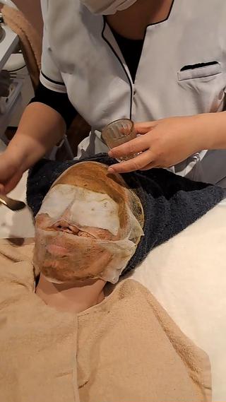 新メニュー！次世代ハーブピーリング
ピーリングしないハーブなので、ダウンタイムゼロ！剥離しない、チクチクしない、赤みもなくツルッと肌に仕上がります

貴重な純国産ハーブのみ使用の高級ハーブです。
現在オーナーのみ対応コースのため、メニューには載せていませんので、メッセージにてお問い合わせください

体験…1回定価22,000円→2回体験22,000円
デビュー特別価格です 