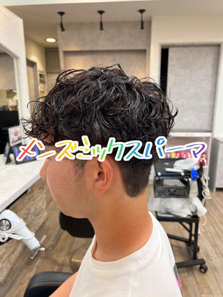 メンズのミックスパーマです

ライフスタイルと似合わせを考えてパーマをかけさせていただいてます 