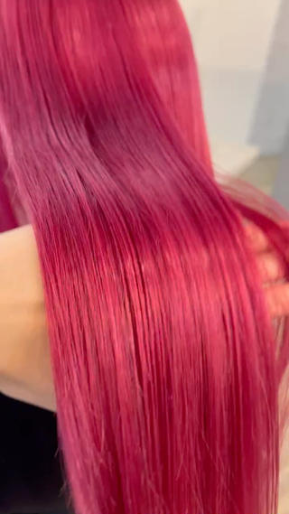 ツヤ感×ビビッドピンクで魅せる！大人可愛い主役カラー

以前は個性的な印象が強かったビビッドカラーですが、最近はケアブリーチの進化もあり発色が安定し、取り入れやすくなっており、"一度はやってみたい定番カラー"になりつつあります

ぜひビビットカラーもお任せください 