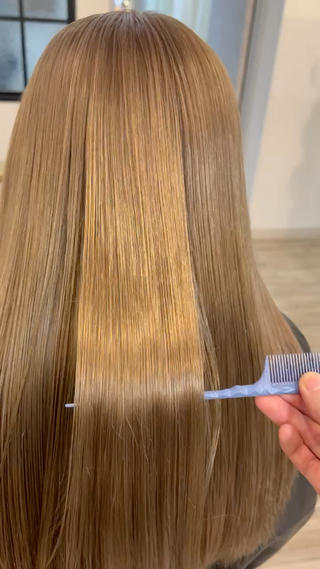 ツヤツヤベージュカラー

できるだけ艶が出るようにケアしながらカラーリングさせて頂いてます

艶のある髪にするにはホームケアがとても大切になってきます

ご来店の際にケアの仕方やおすすめの商品などもご紹介させて頂きます 