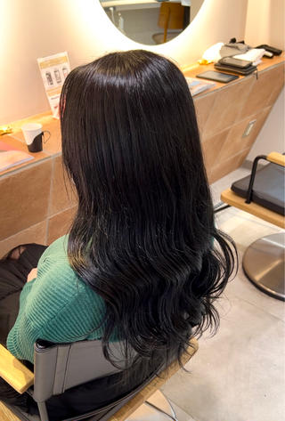 ダークグレージュ！

黒染めを使わずに青みたっぷりで色落ちまで綺麗にできます！！
就活カラーお任せください！！！ 