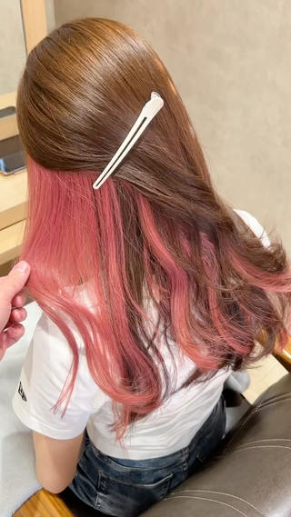 お気に入りのスタイルは保存してカウンセリングでご使用ください
1ブリーチでインナーピンク