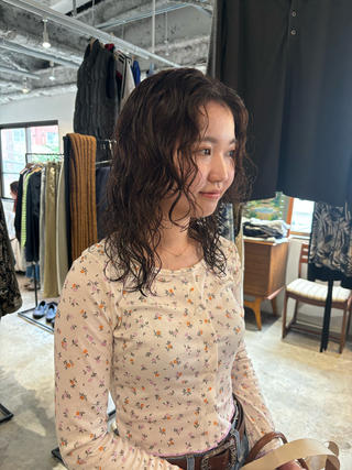 レイヤーを少し多めにして作るミディアムパーマスタイル◎ 