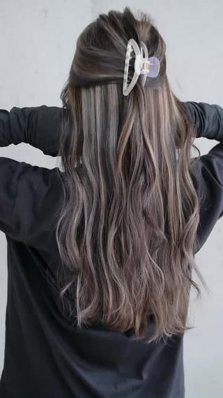 ハイライト等のデザインカラーを中心に、簡単可愛いオシャレなスタイルを提案しています
★
思った様なハイライトにならない
白髪が気になるけどお洒落な色にしたい
巻き方が古くなる
うまく髪をまとめれない
等々、遠慮なくご連絡してください
結んでもおろしても可愛いMarianaオリジナルのハイライトがおすすめです
★
ご質問等ありましたら、お気軽にDMに連絡してください 
皆様のご来店お待ちしています
★
★
#大分#大分市#西大分#マリアナ#大分ハイライト#大分市ハイライト 