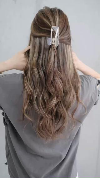 ハイライト等のデザインカラーを中心に、簡単可愛いオシャレなスタイルを提案しています
★
思った様なハイライトにならない
白髪が気になるけどお洒落な色にしたい
巻き方が古くなる
うまく髪をまとめれない
等々、遠慮なくご連絡してください
結んでもおろしても可愛いMarianaオリジナルのハイライトがおすすめです
★
ご質問等ありましたら、お気軽にDMに連絡してください 
皆様のご来店お待ちしています
★
★
#大分#大分市#西大分#マリアナ#大分市美容室#大分美容室#大分ハイライト#大分市ハイライト 