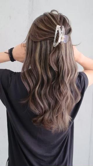 ハイライト等のデザインカラーを中心に、簡単可愛いオシャレなスタイルを提案しています
★
思った様なハイライトにならない
白髪が気になるけどお洒落な色にしたい
巻き方が古くなる
うまく髪をまとめれない
等々、遠慮なくご連絡してください
結んでもおろしても可愛いMarianaオリジナルのハイライトがおすすめです
★
ご質問等ありましたら、お気軽にDMに連絡してください 
皆様のご来店お待ちしています
★
★
#大分#大分市#西大分#マリアナ#大分市美容室#大分美容室#大分ハイライト#大分市ハイライト 