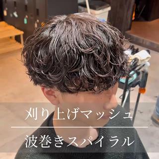 学生さんに人気の波巻きスパイラルパーマです！
初めてパーマをかける方にもオススメです！ 