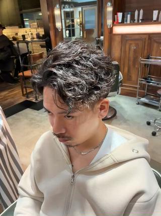 海上がりのようなラフで無造作な動きが特徴のスタイル。
ツヤと濡れ感を活かしながら、自然な束感と抜け感を演出します。
緩めのツイストスパイラルがかっこよく決まります。 