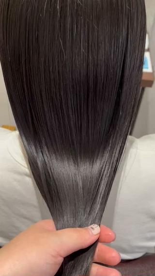 酸性ストレートで施術すると、なるべく負担を少なくして癖を伸ばせます！
仕上がりも柔らかく、自然な仕上がりになります！ 