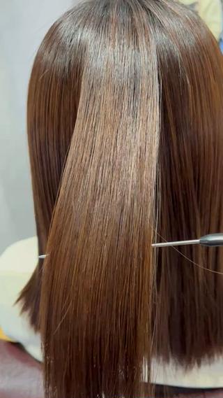 乾かしただけでこんなにツヤツヤに
髪の毛に艶を出したい方、手触りよくしたい方、ピンピンとした仕上がりにはしたくない方は酸性ストレートおすすめです！ 