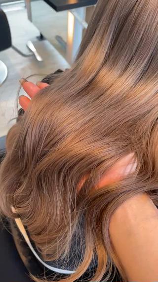 ロング カラー ブリーチ/髪質改善/ ハイトーン/暖色のヘアスタイル