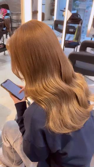 ロング カラー ブリーチ/髪質改善/ ハイトーン/暖色のヘアスタイル