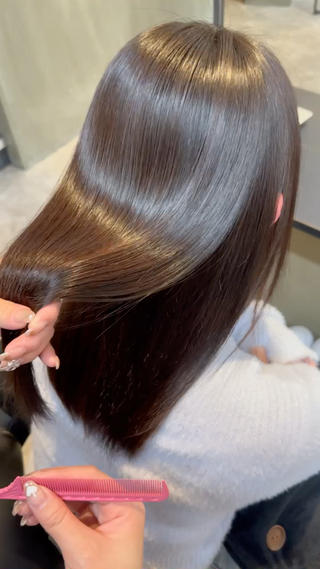 これから湿気が多くなる季節に入るので髪質改善ストレートで湿気に負けない髪の毛になりましょう

癖も真っ直ぐになり扱いやすい髪の毛になります！ 