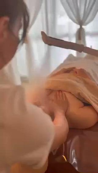 全コースについている、とろけるデコルテマッサージ