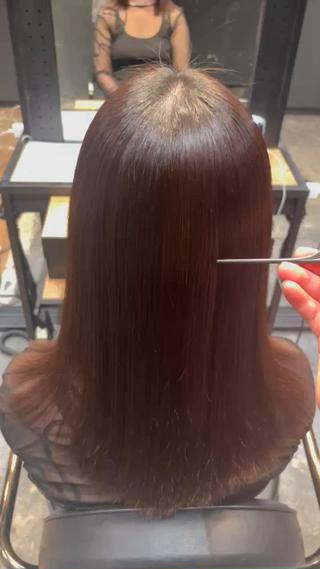 今回は弱酸性の縮毛矯正で施術しました
髪の毛の広がりや癖、浮きが気になる方是非お待ちしてます！ 