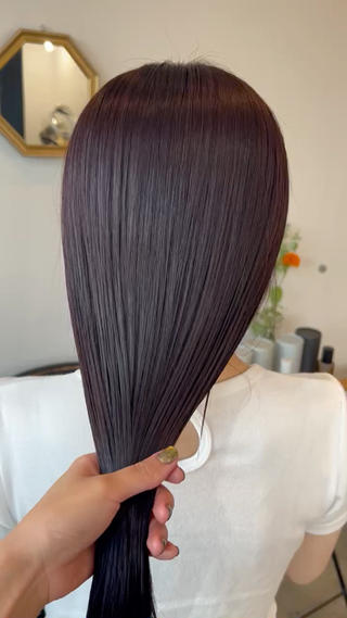 人気No. 1トリートメントで艶髪に〜！
．
今季流行りの暖色カラー〔ボルドールビー〕 