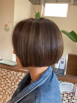 カットにハイライトを表面にわかりやすくいれました。

中は刈り上げて、毛量が気にならないようにカットしました。 