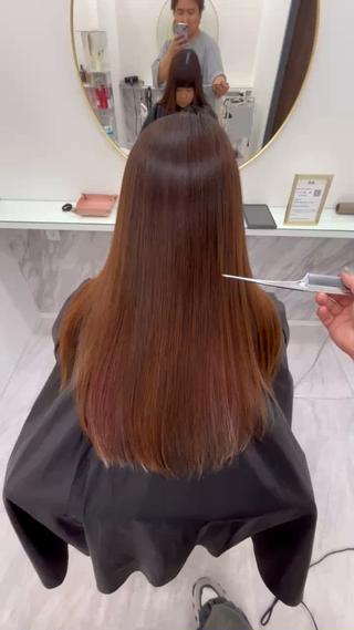 大治町の美容室Mu.では、髪質やダメージの状態に応じて薬剤を細かく調整する“カスタム型髪質改善”と“自然な縮毛矯正”が強み。縮毛矯正はまっすぐすぎないナチュラルな質感を重視し、硬さやピンピン感を感じさせない仕上がりを目指します。どちらもマンツーマンで施術し、丁寧なカウンセリングで理想の艶髪を叶えます。 