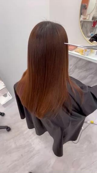 髪質改善は5・8・9stepの3種類から髪の状態に合わせて選び、内部補修から表面の質感まで丁寧に整えます。縮毛矯正はクセの強さや髪の履歴を見極め、前処理〜中間処理〜後処理まで徹底管理。大治町・あま市エリアで、ただ伸ばすだけじゃない“ダメージを抑えて美しく仕上げる縮毛矯正”をご希望の方はぜひご相談ください。 