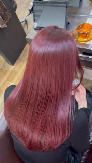 レッドピンク
最近とても人気のレッド系カラーです
鮮やかな色はその人のお肌の色に合わせてレッド多めにするか、パープル多めにするかで似合い方がぐっと変わります
お肌の色が白く綺麗に見えるのは暖色系カラーの特徴