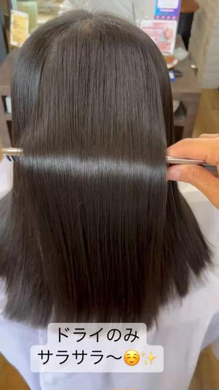 ハイライトが入っている髪、ブリーチしている髪でもストレートは可能です。(ブリーチは2回まで、髪のダメージ具合によります)
うねり、パサつき、広がり、ゴワつきなどのお悩み、一度ご相談下さい
酸性ストレートなら従来のピンピン、硬い質感にはならずに
ナチュラルな地毛風なストレートに仕上がります。
ストレートのもちも約3ヶ月〜半年、伸びて来たところの癖が気になりはじめたら次のかけどきです。
ストレートアイロンを毎朝かける手間がなくなるので驚くほどお手入れが楽になります。是非、一度体験してみて下さい