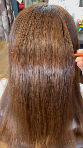 ハイライトが入っている髪、ブリーチしている髪でもストレートは可能です。(ブリーチは2回まで、髪のダメージ具合によります)
うねり、パサつき、広がり、ゴワつきなどのお悩み、一度ご相談下さい
酸性ストレートなら従来のピンピン、硬い質感にはならずに
ナチュラルな地毛風なストレートに仕上がります。
ストレートのもちも約3ヶ月〜半年、伸びて来たところの癖が気になりはじめたら次のかけどきです。
ストレートアイロンを毎朝かける手間がなくなるので驚くほどお手入れが楽になります。是非、一度体験してみて下さい