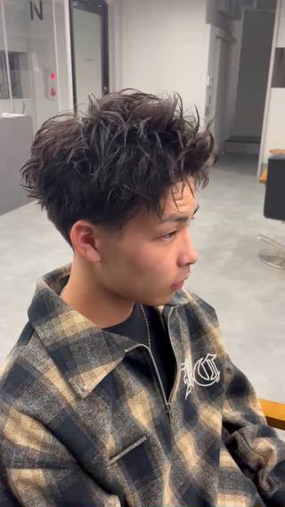 長めのスパイキーにパーマ

おすすめな人
・高校生でもパーマしたい人
・朝のセットがめんどくさい人
・髪の毛の動きが出ずらい人

ご予約お待ちしております！ 