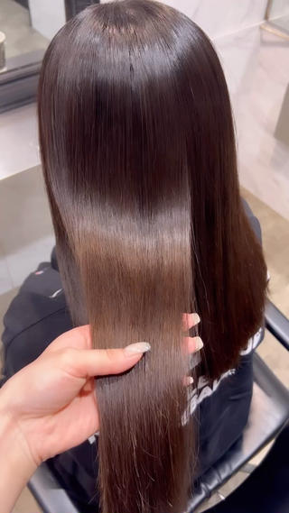 【縮毛矯正】

Lutiaの縮毛矯正は他サロンにはないこだわりの工程でしっかり
癖を伸ばしていきます

ダメージを考慮し1人1人の髪質にあったオーダーメイドのお薬調合で縮毛矯正をしていきます！

ブラシをメインに使って根本から癖を伸ばすのでダメージを抑え
ながら、ツンツンとした仕上がりにならない柔らかくてナチュラルな縮毛矯正となっています！

髪質改善のトリートメントとこ同時施術によって、よりダメージを抑えながらより柔らかく艶感の出る仕上がりになります 