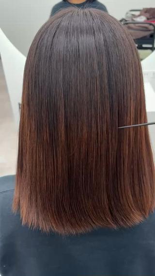 afterの動画になります
毛先がハネてまとまらないというお悩みのお客様でしたが、髪の履歴やダメージを見させて頂いて、薬剤を調合したのでピンピンしすぎず滑らかなまとまりになるように施術させて頂きました ̖́-