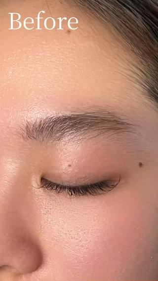 女性は眉の太さや毛流れが繊細に変化するため、まず骨格に合わせて似合うバランスをデザイン。ワックスで細かな産毛までしっかり取ることで、眉周りのトーンが明るくなり、輪郭が自然に際立ちます。メイクのりも良くなるため、普段の眉メイクがぐっと楽に。ナチュラルだけど洗練された印象にしたい方におすすめの美眉ワックスです。