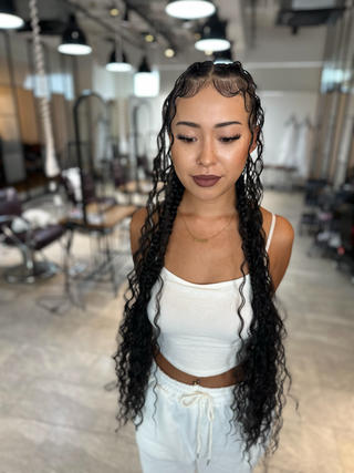 持ち込みエクステで編むコーンロウ4本
カーリーヘア
1〜1.5時間

ご希望のスタイルと予算に合わせてデザインします。
ご予約お待ちしております


CORNROWS  BRAIDS EXTENTION
¥6600/1時間から承ります。

エクステ持ち込みok
買える場所近くにあります


【 Lani5710 】
東京都 渋谷区 神宮前
6-28-3 Gビル神宮前06 2F  

鈴木愛子
https://www.aikosuzuki1984.com/

#braids 
#boxbraids 
#cornrows 
#ブレイズ 
#コーンロウ 

 