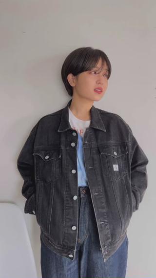 【カットのこだわり】

︎頭の形、顔型。１人１人違うものだからしっかりと【骨格診断】を致します！

頭の形、顔型は１人１人違うもの！
まっすぐカットするのも１人１人に合わせて
切り方が変わります。
カウンセリングで「骨格診断」をして
頭の形を見極めます◎
ゼッペキの方にはバックをふんわりさせたり、
おでこが狭い方には前髪を深めから取るなど、
頭の形に合わせてその方のお悩みに合わせた
オーダーメイドのカットを致します

︎ 目鼻立ちをも引き立てる【小顔カット】で第一印象がより華やかに変わる！

髪型で一番大事なのは前髪です。
顔型、髪質、目の幅など一人一人に合わせて
カットすることで「小顔」効果が生まれます。
前髪の両端に少し長めに頬を隠す毛束を作ったり、
前髪を薄くしおでこの透け感を出し
卵形に見せたりなど、
その人にあった小顔カット致します


︎ 自宅でも簡単にSETできる◎時間をかけずにキマる。【再現性】を大事にしています！

美容室の仕上がりと自分でセットした時の
仕上がりが全然違う。
なんてことはございませんか？？
全てのメニューで美容室の仕上がりが
なるべくそのまま自宅でも再現しやすいように
生えグセや普段のSETの仕方を
カウンセリングしながら施術させていただきます。
朝をなるべく時短で快適に過ごしていただけるような
スタイルを提案させていただきます


︎【骨格診断】で頭の形を見て１人１人に合わせたヘアスタイルの提案を致します！

「骨格診断」とは
その人に似合うヘアスタイルを提案できるよう、
頭の形、顔型をカウンセリングの
段階で見させていただくことです。
ゼッペキの方、
トップが平らでぺったりしやすい方、
首が短めの方
などをカウンセリングでチェックさせていただき、
お悩みをカバーできるような
スタイルをご提案させていただきます。 