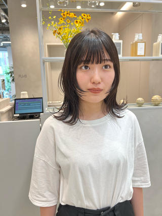 【カットのこだわり】

︎頭の形、顔型。１人１人違うものだからしっかりと【骨格診断】を致します！

頭の形、顔型は１人１人違うもの！
まっすぐカットするのも１人１人に合わせて
切り方が変わります。
カウンセリングで「骨格診断」をして
頭の形を見極めます◎
ゼッペキの方にはバックをふんわりさせたり、
おでこが狭い方には前髪を深めから取るなど、
頭の形に合わせてその方のお悩みに合わせた
オーダーメイドのカットを致します

︎ 目鼻立ちをも引き立てる【小顔カット】で第一印象がより華やかに変わる！

髪型で一番大事なのは前髪です。
顔型、髪質、目の幅など一人一人に合わせて
カットすることで「小顔」効果が生まれます。
前髪の両端に少し長めに頬を隠す毛束を作ったり、
前髪を薄くしおでこの透け感を出し
卵形に見せたりなど、
その人にあった小顔カット致します


︎ 自宅でも簡単にSETできる◎時間をかけずにキマる。【再現性】を大事にしています！

美容室の仕上がりと自分でセットした時の
仕上がりが全然違う。
なんてことはございませんか？？
全てのメニューで美容室の仕上がりが
なるべくそのまま自宅でも再現しやすいように
生えグセや普段のSETの仕方を
カウンセリングしながら施術させていただきます。
朝をなるべく時短で快適に過ごしていただけるような
スタイルを提案させていただきます


︎【骨格診断】で頭の形を見て１人１人に合わせたヘアスタイルの提案を致します！

「骨格診断」とは
その人に似合うヘアスタイルを提案できるよう、
頭の形、顔型をカウンセリングの
段階で見させていただくことです。
ゼッペキの方、
トップが平らでぺったりしやすい方、
首が短めの方
などをカウンセリングでチェックさせていただき、
お悩みをカバーできるような
スタイルをご提案させていただきます。 