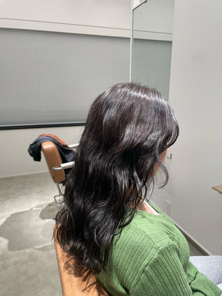 ash brown

青紫で黄色味をしっかり抑えるカラー
地毛感のあるブラウンなので、自然で透明感のあるからーです。 