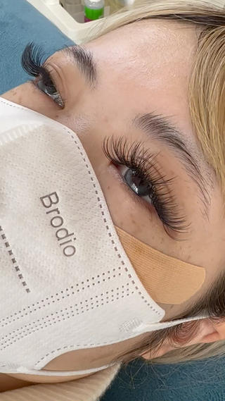 3d160束を5d変更＋¥1000-でとてもボリューム感のある仕上がりになりました！
濃いまつげが好きな方には好評です♪ 