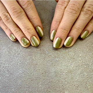 縦でまっぷたつに半分こしました︎
お好きなカラー2色を選んでもらって半分こ︎
あまり被らないデザインに仕上がりました︎ 