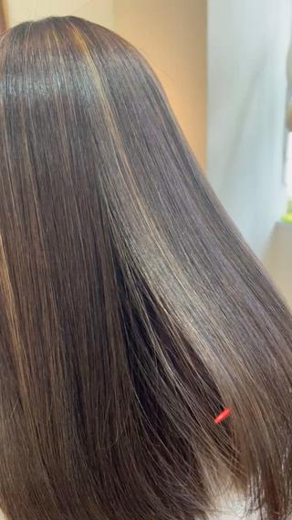 一剤流してドライ後にアイロンでしっかり水分を飛ばした状態でこの艶！！！


BIKAKU というとことん髪への負担軽減にこだわったものを使用して、ダメージレベルに合わせて癖のある毛を扱いやすく手触り最高な髪に

矯正のぺったんこまっすぐという感触とはまるでもまるで元々この髪質？と思うような手触りそして艶言葉で表したらチュルンって感じです。笑

当日、耳に髪をかけても、結んでも　シャンプーだってオッケーです。本当に時代と共にどんどん素晴らしいものが出てくるんだなと実感します️

癖毛モデルさんも随時募集中です
 