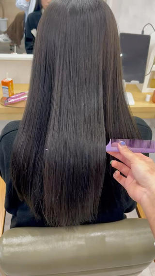 柔らかい透明感のあるオリーブグレージュ
当店では髪質改善に特化しており、お客様に合った提案をさせて頂いております^ ^
こちらのお客様は今回aphia トリートメントをしました!
メニューに迷われている方は是非ご相談お待ちしております♪是非お任せ下さい☆
#京都美容室#河原町美容室#髪質改善#髪質改善カラー#髪質改善トリートメント#カラー#エドルカラー#オーガニックカラー#インナーカラー#ブリーチなし#ダブルカラー#レイヤーカット#顔周りカット#ボブ#タッセルボブ#韓国風#縮毛矯正#前髪カット#ブリーチ#ヘアセット