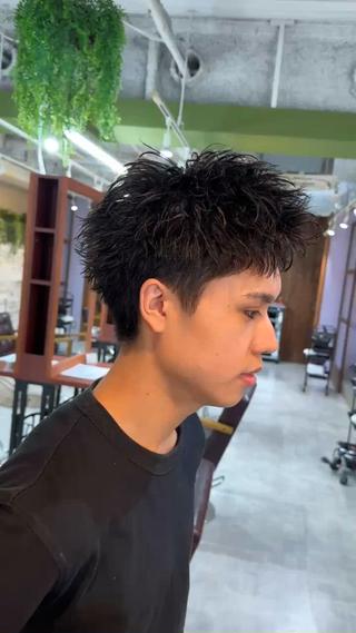 ショートヘア/短髪/スパイキーショート/アップバング

元【東京原宿メンズ有名店】5年勤務
僕のパーマはハネすぎない収まりのいい立体感のあるパーマになってます！

お客様のライフスタイルや骨格に合わせた、カットとパーマをハイクオリティでやらせて頂きます！
パーマさえしてしまえば、ヘアセットの時短、ご自宅での再現性が爆上がりです！
もちろん、ご自宅でのヘアケアやセットのやり方、ワックスの選び方などお客様がご自宅で困らないようににレクチャーさせていただきます！ 