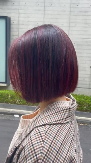 ハイライトとローライトをいれたあとにレッドをおんからーコントラストを強めにだして動きのある秋ヘアに 