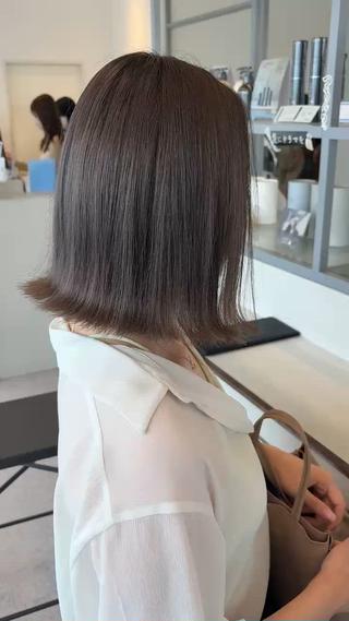 ブリーチ履歴のあるお客様！
暗めシルバーでしっかり透明感出しトリートメントでサラサラにしました！

 