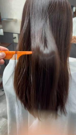 酸性ストレート+オラプレックス(ダメージ保護)前処理、ドライ前に中間処理として、ケラチン、アルカリ除去、仕上げ前にレブリン酸
で艶々に仕上げました!